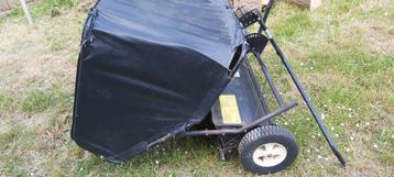 BALAYEUSE A GAZON POUR TRACTEUR, Enlèvement, Utilisé, Brinly, Bac de ramassage