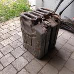 2 metalen jerrycans uit het jaar 1967, Ophalen