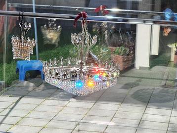 Kristallen en antieke luster met wandlamp beschikbaar voor biedingen