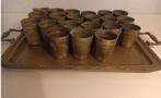 21 anciens verres à liqueur shot en laiton mouluré + plateau, Antiquités & Art, Enlèvement ou Envoi