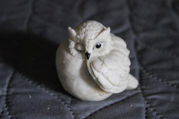 Bolle uil die knipoogt beige 6 x 5 x 7 cm beschikbaar voor biedingen