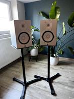 Yamaha HS7 Wit + K&M 26722 Monitorstands, Audio, Tv en Foto, Luidsprekerboxen, Zo goed als nieuw, 60 tot 120 watt, Front, Rear of Stereo speakers