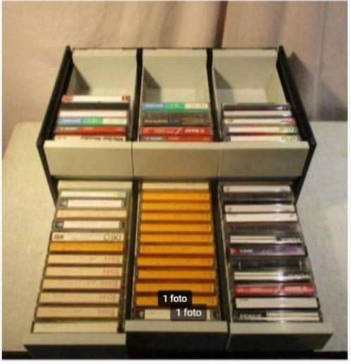 52 cassettes enregistrées dans une double boîte de rangement, CD & DVD, Cassettes audio, Comme neuf, Pré-enregistrées, 26 cassettes audio ou plus
