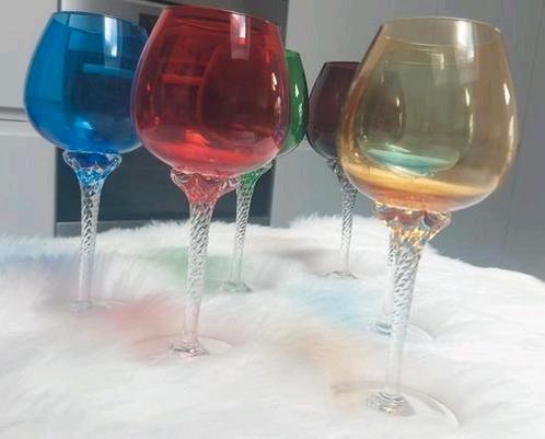 6 grands verres à vin colorés - Verre de Murano - Années 195, Collections, Verres & Petits Verres, Comme neuf, Autres types, Enlèvement ou Envoi