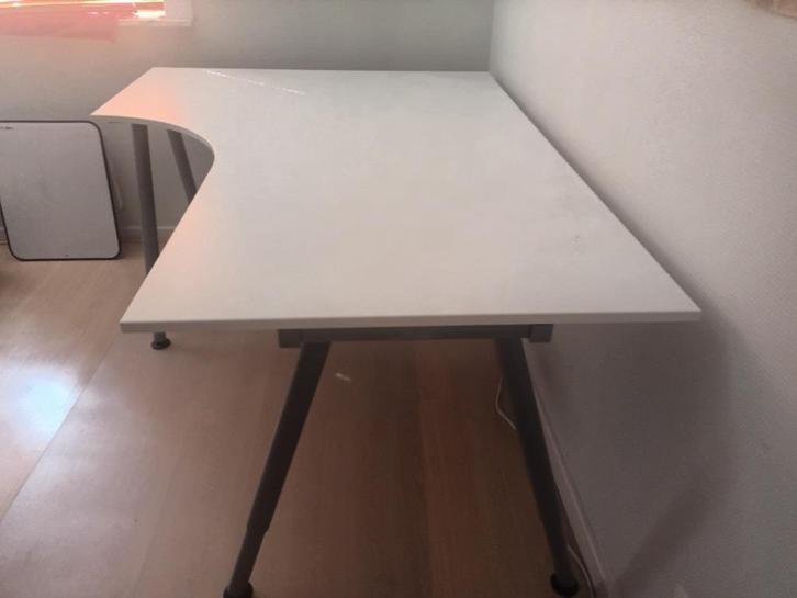 Hoekbureau ikea, Huis en Inrichting, Bureaus, Zo goed als nieuw, Bureau, In hoogte verstelbaar, Ophalen