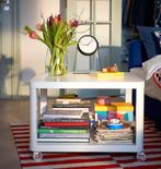 Witte IKEA tafel met wielen verkopen, Huis en Inrichting, Tafels | Sidetables, Zo goed als nieuw
