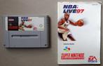 NBA Live 97 voor de Europese Super Nintendo + boekje, Consoles de jeu & Jeux vidéo, Jeux | Nintendo Super NES, Utilisé, Enlèvement ou Envoi