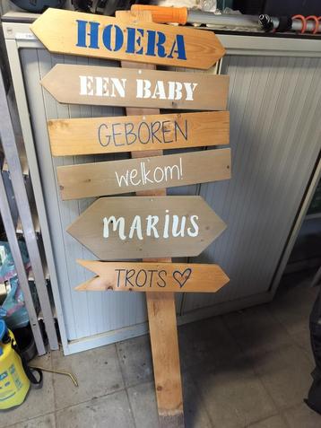 Wegwijzer geboorte jongen beschikbaar voor biedingen