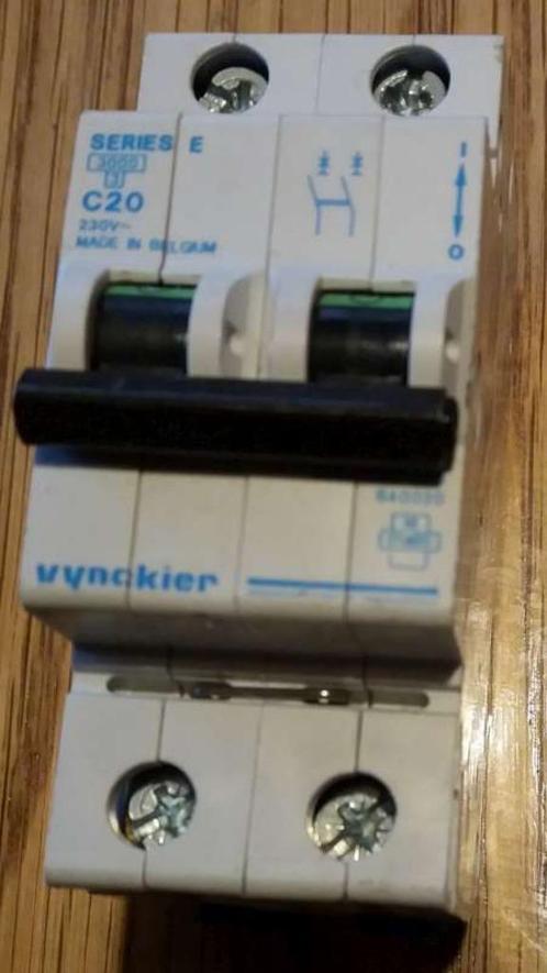 Différents distributeurs automatiques Vynckier 230V~ E-Serie, Bricolage & Construction, Électricité & Câbles, Comme neuf, Interrupteur