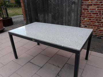 1 Tuintafels De tafel met marmerblad is nog te koop  beschikbaar voor biedingen