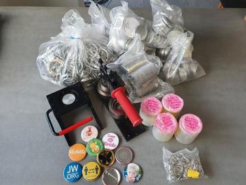 Leuke bijverdienste - speldbutton machines 25, 32, 38, 55mm. beschikbaar voor biedingen