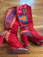 Rode stoffen, vrolijk bewerkte laarzen., Kleding | Dames, Hoge laarzen, Gedragen, Rood, Ophalen
