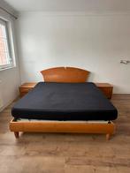 Lit en bois + matelas + 2 tables de nuit, Maison & Meubles, Chambre à coucher | Lits, Enlèvement, Bois