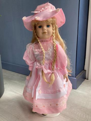 Porseleinen pop beschikbaar voor biedingen