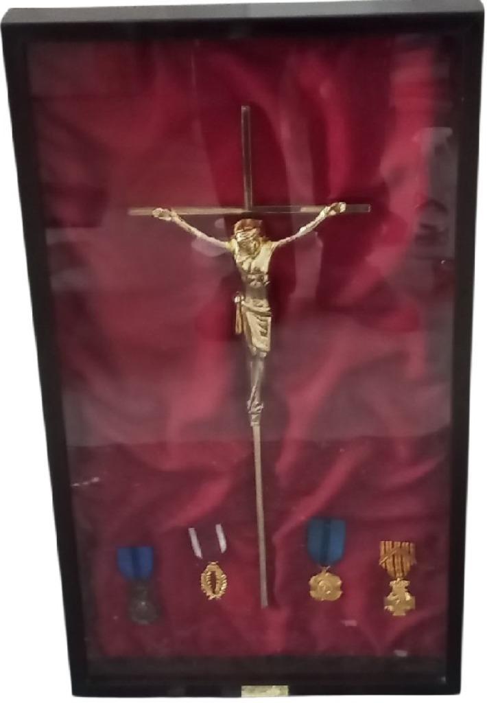displaykast met kruisbeeld en medailles, Antiek en Kunst, Antiek | Religieuze voorwerpen, Ophalen