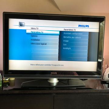 Grote tv met neon past geweldig bij een glazen standaard beschikbaar voor biedingen