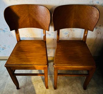 2 oude stoelen beschikbaar voor biedingen
