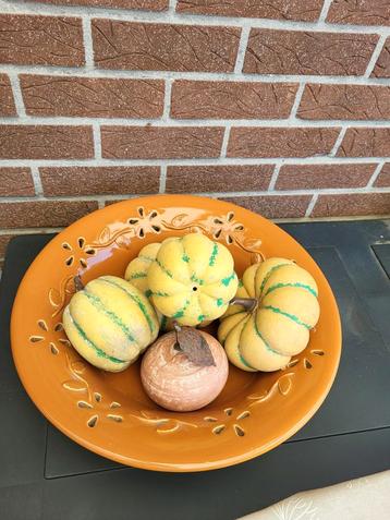 Decoratieve Stenen fruitschaal met stenen fruit.  beschikbaar voor biedingen