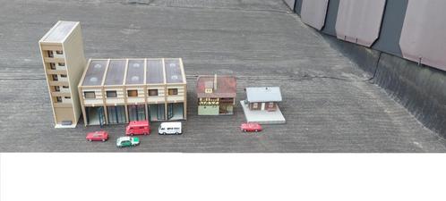 MAGNIFIQUE DECOR GARAGE AVEC VEHICULES DE SECOUR BATIMENT, Hobby en Vrije tijd, Modeltreinen | H0, Zo goed als nieuw, Brug, Tunnel of Gebouw