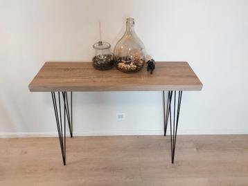 Retro console tafel beschikbaar voor biedingen