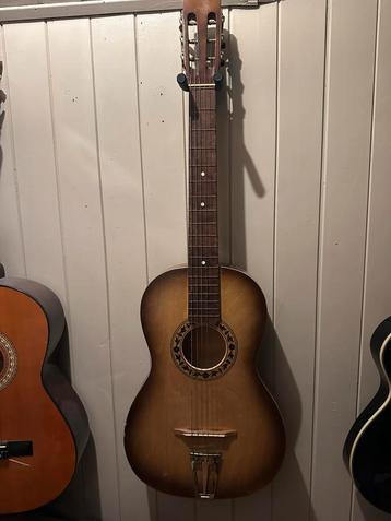 Akoestische gitaar perl-gold beschikbaar voor biedingen