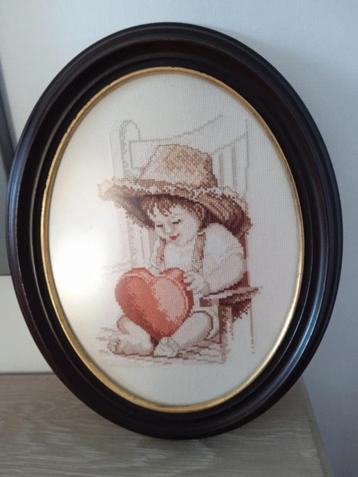vintage ovalen kader met naaiwerk in beschikbaar voor biedingen