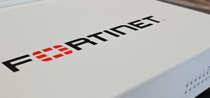 FortiGate 60F Firewall, Computers en Software, Routers en Modems, Zo goed als nieuw, Router met modem, Ophalen