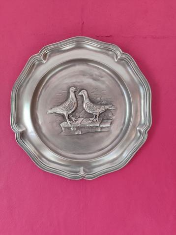Assiette en étain beschikbaar voor biedingen