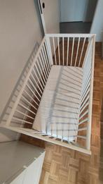 IKEA SUNDVIK babybed + matras — wit, 60120 cm, Kinderen en Baby's, Ophalen, Zo goed als nieuw, Ledikant