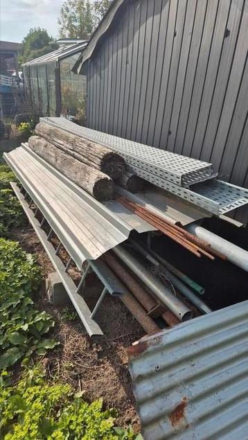 Lot metalen buizen  beschikbaar voor biedingen