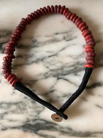 Collier tibétain en corail rouge de montagne   ( très vieux) beschikbaar voor biedingen