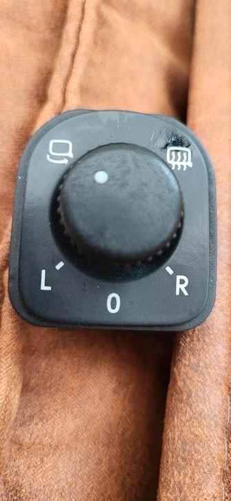 Spiegel Schakelaar van een Volkswagen

 beschikbaar voor biedingen