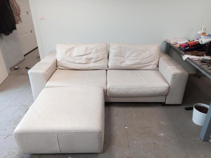 Natuzzi, Lederen zetel gebroken wit + poef, Huis en Inrichting, Zetels | Zetels, Gebruikt, Hoekbank, Driepersoons, 200 tot 250 cm