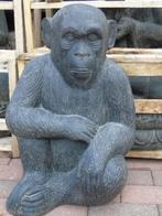 Standbeeld van een grote chimpansee-aap in steen, Ophalen, Nieuw