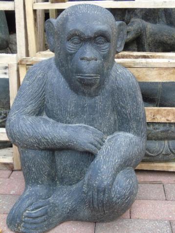 Standbeeld van een grote chimpansee-aap in steen beschikbaar voor biedingen