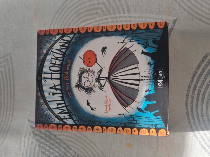 Laura Ellen Anderson - Emilia Hoektand en het Bibberbal, Boeken, Kinderboeken | Jeugd | onder 10 jaar, Zo goed als nieuw, Ophalen of Verzenden