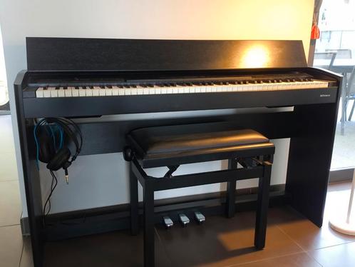 Roland elektrische piano F701 zwart,zo goed als nieuw, Muziek en Instrumenten, Piano's, Zo goed als nieuw, Piano, Zwart, Ophalen