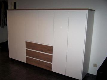 Kast dressoir inloopkast. Kast onder schuine kap. Op maat.