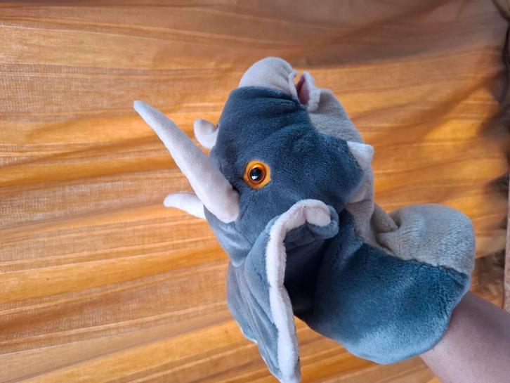 Kleuterjuf verkoopt - thema dino's - handpop triceratops, Kinderen en Baby's, Speelgoed | Educatief en Creatief, Nieuw, Ophalen