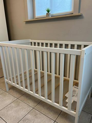 Babybed/kinderbed Sundvik met lakens en aerosleep topper beschikbaar voor biedingen