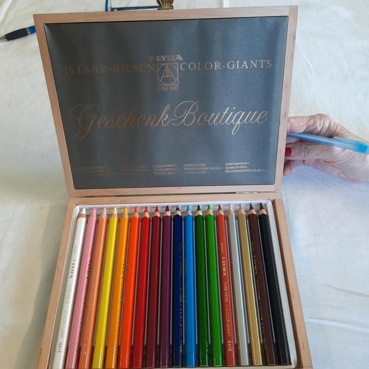 COFFRET CADEAU LYRA de18 GRANDS CRAYONS18cm COULEUR*NEUF*, Hobby & Loisirs créatifs, Dessin, Neuf, Crayon ou Feutre, Enlèvement