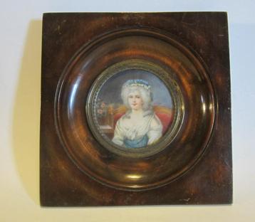 Antiek handgeschilderd miniatuur portret dame in zetel beschikbaar voor biedingen