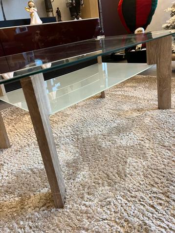 Une très belle table basse en verre.