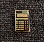 PIN - YVES FELY - REKENMACHINE - CALCULATOR - CALCULATRICE, Verzenden, Gebruikt, Merk, Speldje of Pin