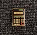 PIN - YVES FELY - REKENMACHINE - CALCULATOR - CALCULATRICE, Verzamelen, Verzenden, Gebruikt, Merk, Speldje of Pin