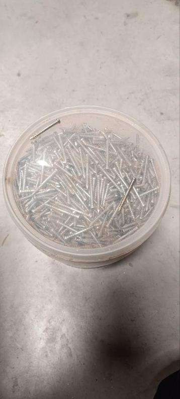 Seau de visses inox beschikbaar voor biedingen