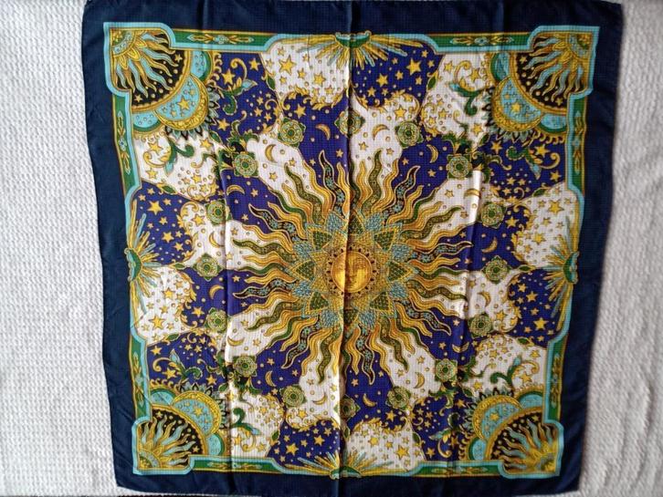 Roberta Lattanni Silk Square 1970 Zon en sterrenbeelden, Kleding | Dames, Mutsen, Sjaals en Handschoenen, Ophalen of Verzenden