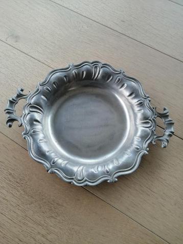 Zware tinnen serveerschaal beschikbaar voor biedingen