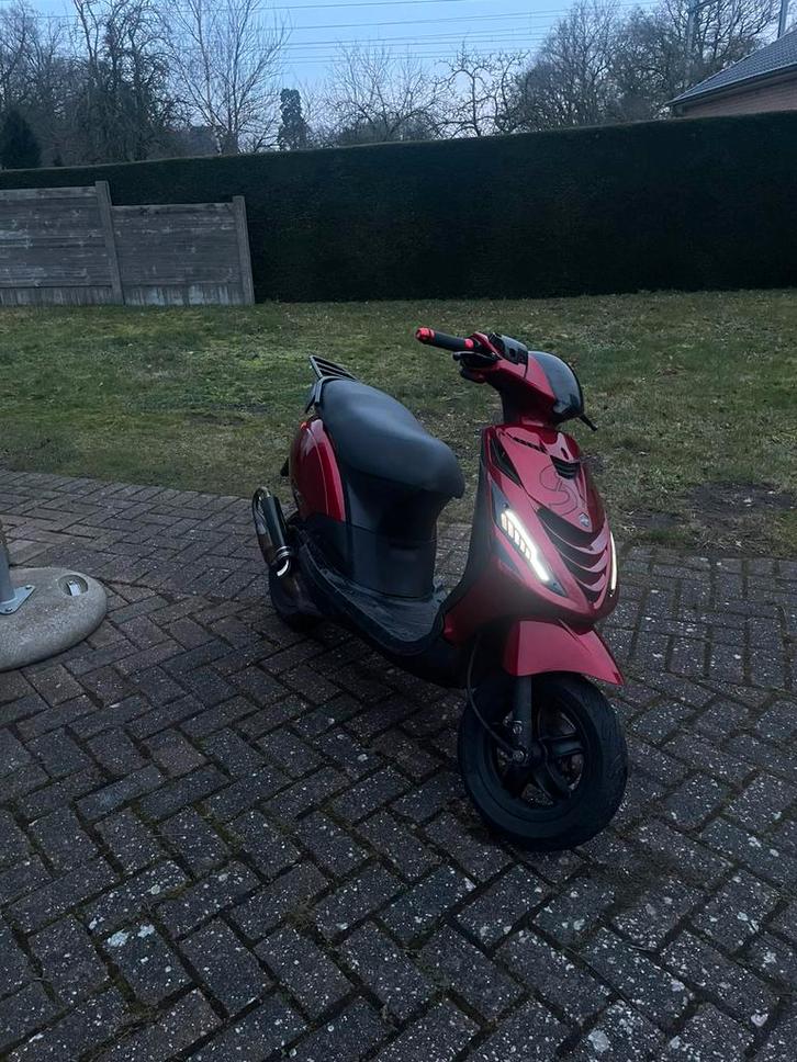 70 cc zip A, Fietsen en Brommers, Scooters | Piaggio, Zo goed als nieuw, Zip, Ophalen