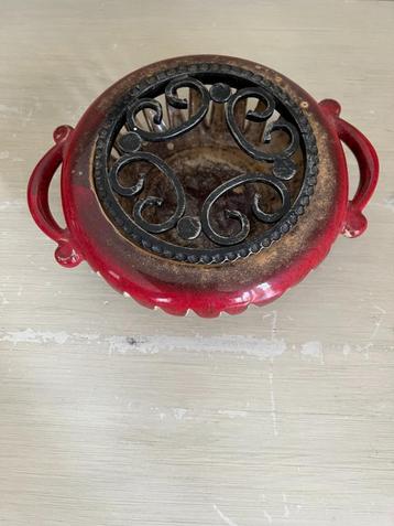 Mooi aardewerken potpourripotje. beschikbaar voor biedingen